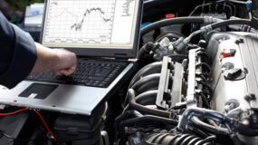 Car mechanic with computer